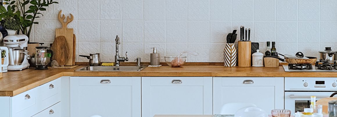 Helle Küche mit einer Holzarbeitsplatte 